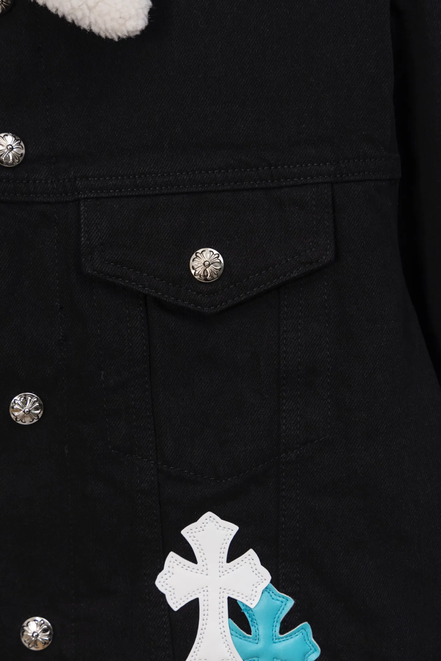 P330 ChromeHearts CH ChromeHearts Lamb Wool Collar Jacket Black Denim Jacket Colorful Cross Patchwork Leather Suede Lamb Wool Lining Fashionable and Personalized Super versatile and good-looking denim jacket Suitable for both men and women A must-have item Packaging Tag Collar Label Washed Wheat Complete Color: Black Size: S-XL